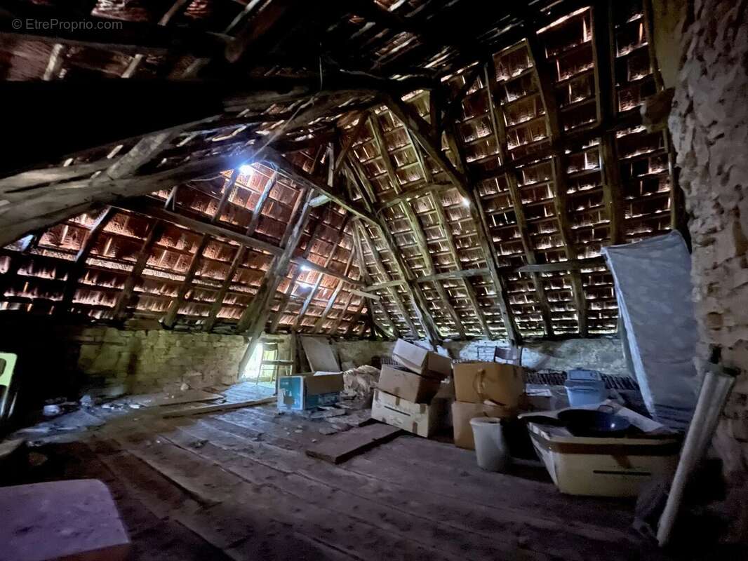 Maison et deux granges à rénover - photo 9