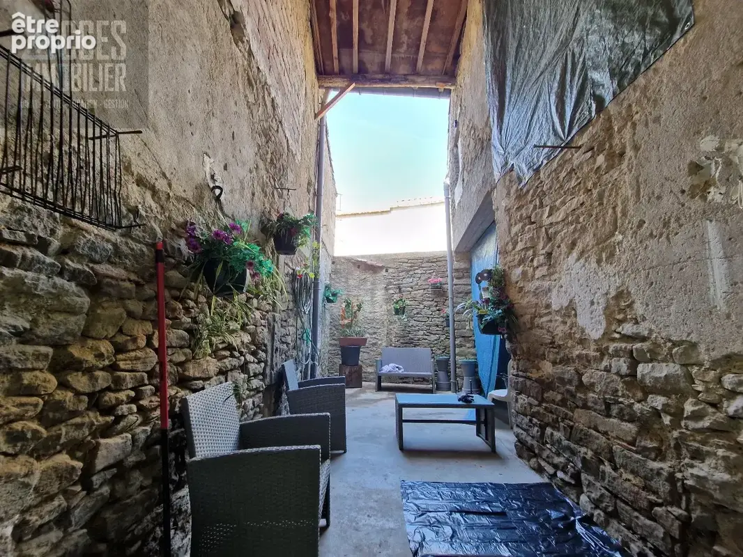 Maison de village en pierre 2 faces de type 3/4 avec remises et cour attenantes - photo 17