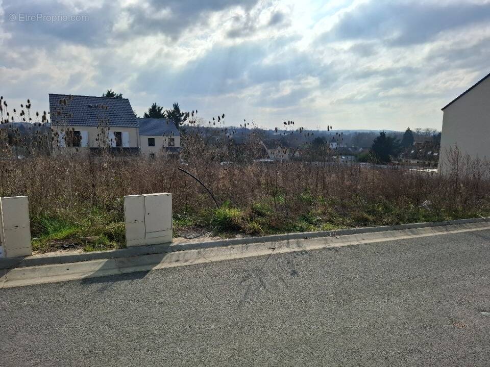 Terrain à BRUYERES-LE-CHATEL