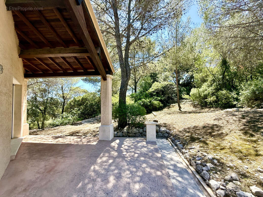 Maison familiale de 190 m2 sur un terrain arboré de 2500 m2 - photo 6