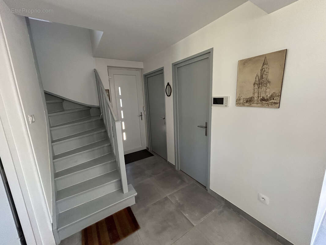 Maison semi individuelle entièrement rénovée avec gout, secteur calme et prisé ! - photo 2