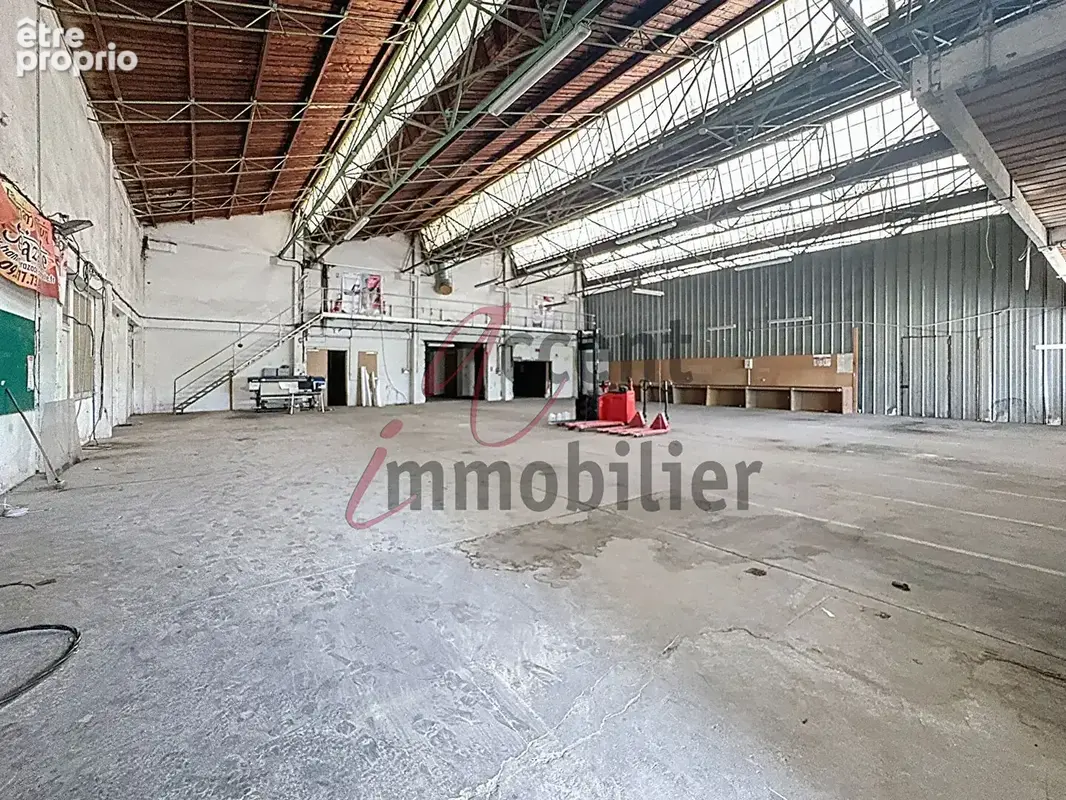 HANGAR  700 m² + 10 parkings - photo 4