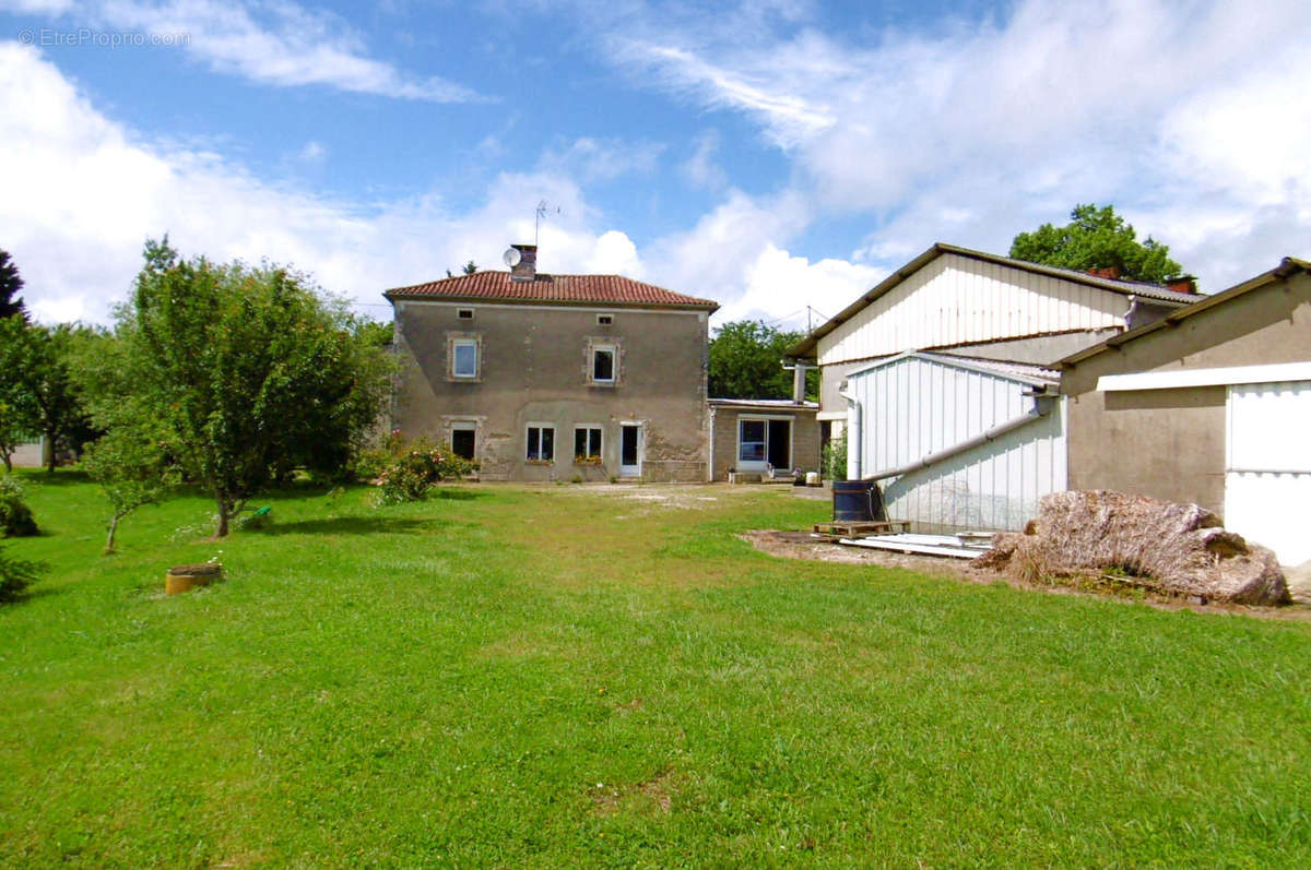 P1000262 - Maison à LUSSAS-ET-NONTRONNEAU