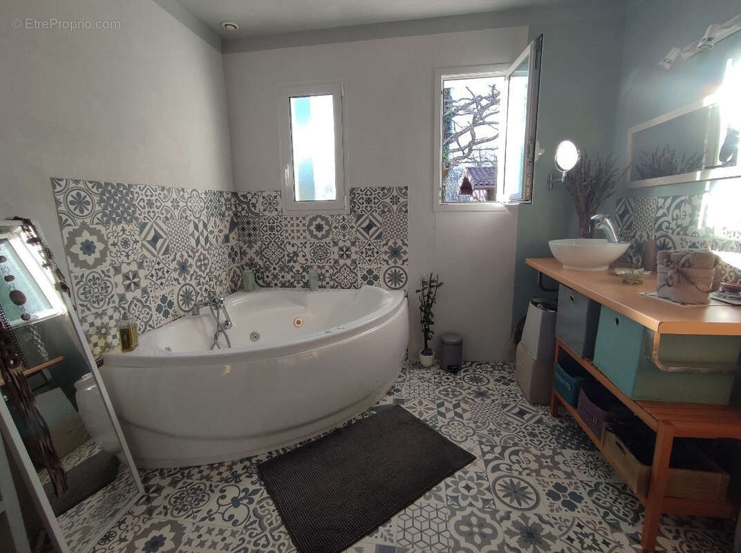 Maison de plain-pied avec jacuzzi et terrain arboré en lisière de forêt - photo 8