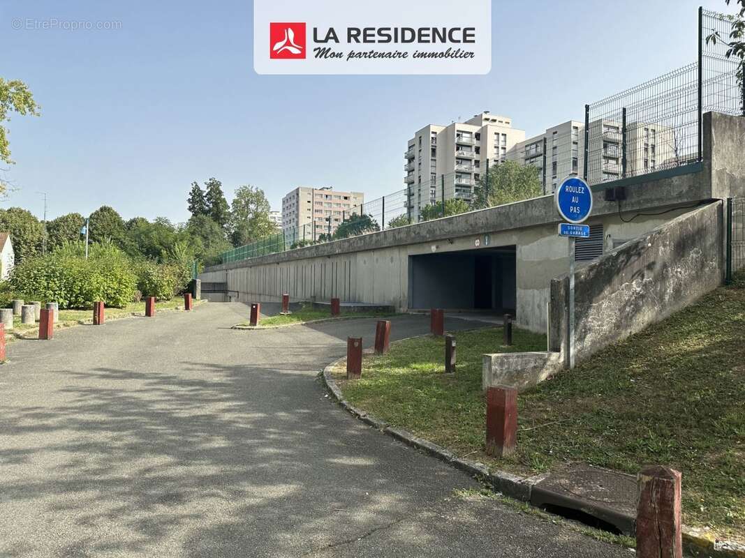 Parking à LES CLAYES-SOUS-BOIS