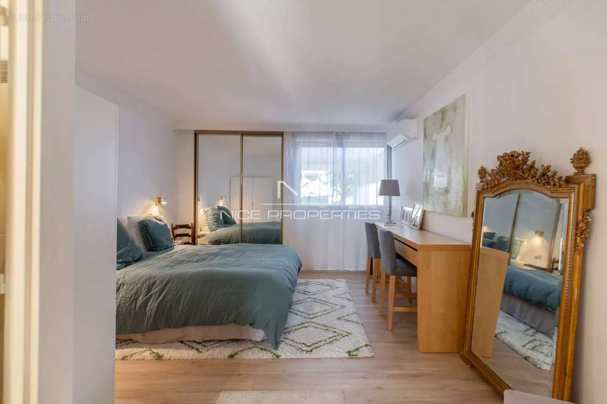 Appartement à SAINT-LAURENT-DU-VAR