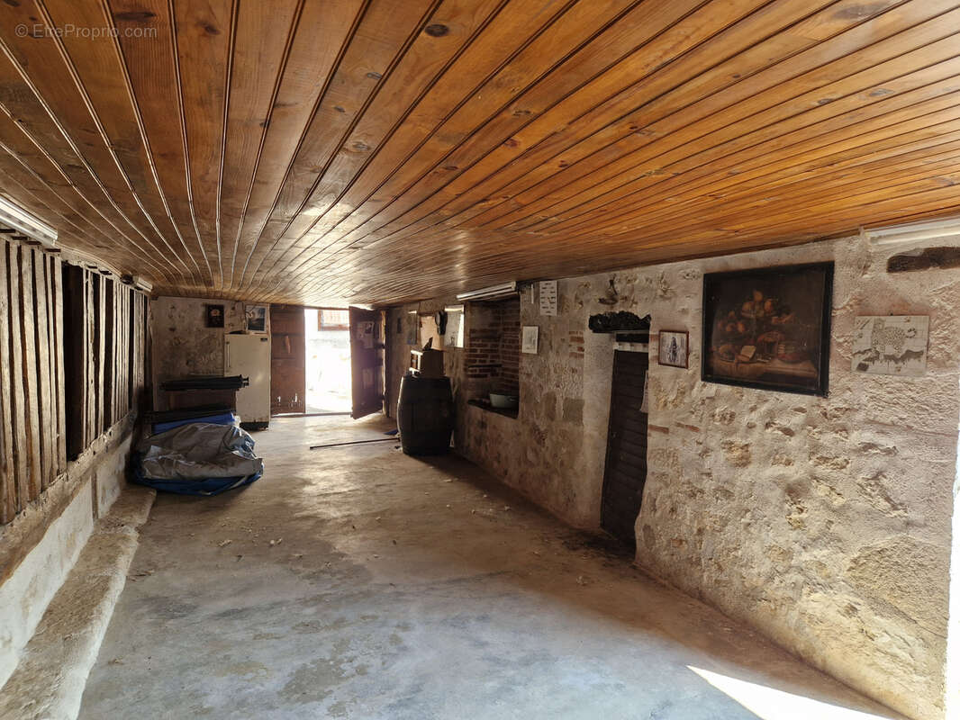 Sur les hauteurs d'Hautefage, vue MAGNIFIQUE. Ensemble immobilier Maison-Grange-Longère en pierre à rénover. - photo 21