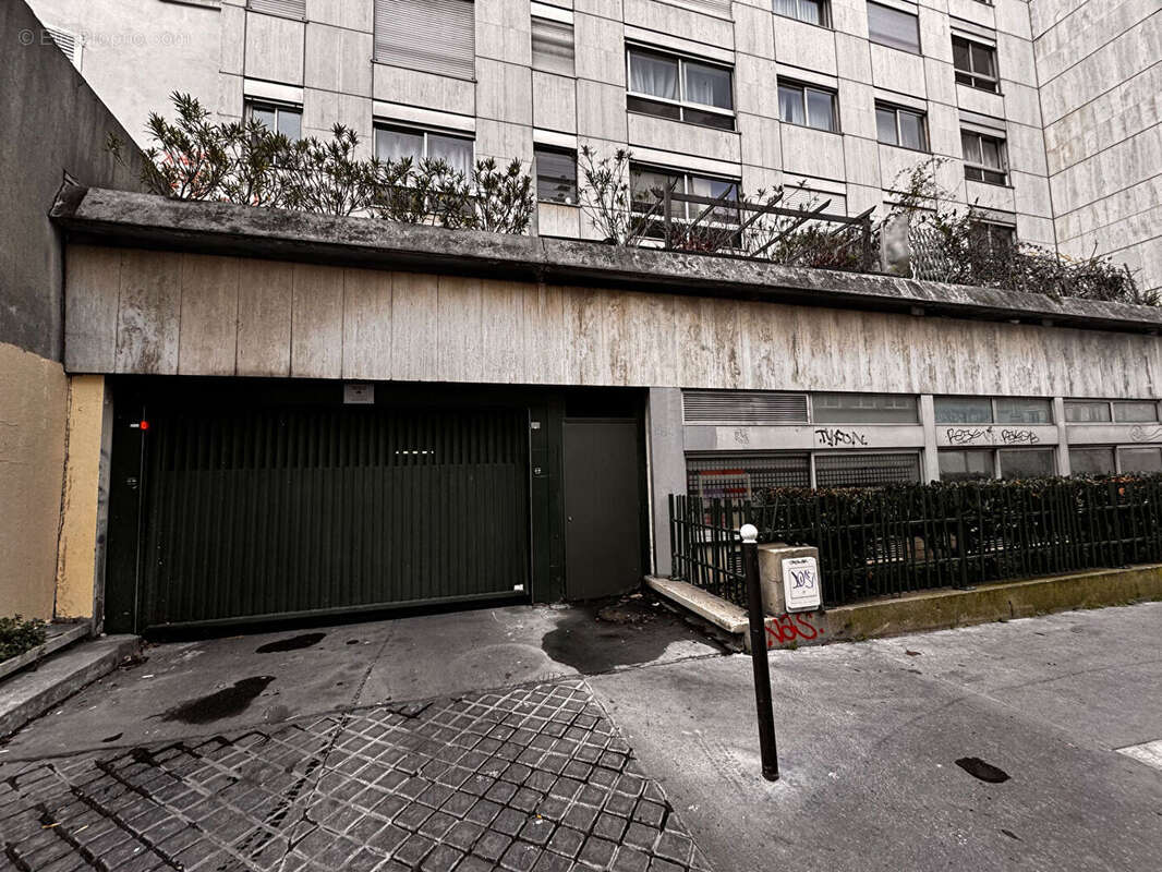 Parking à PARIS-11E
