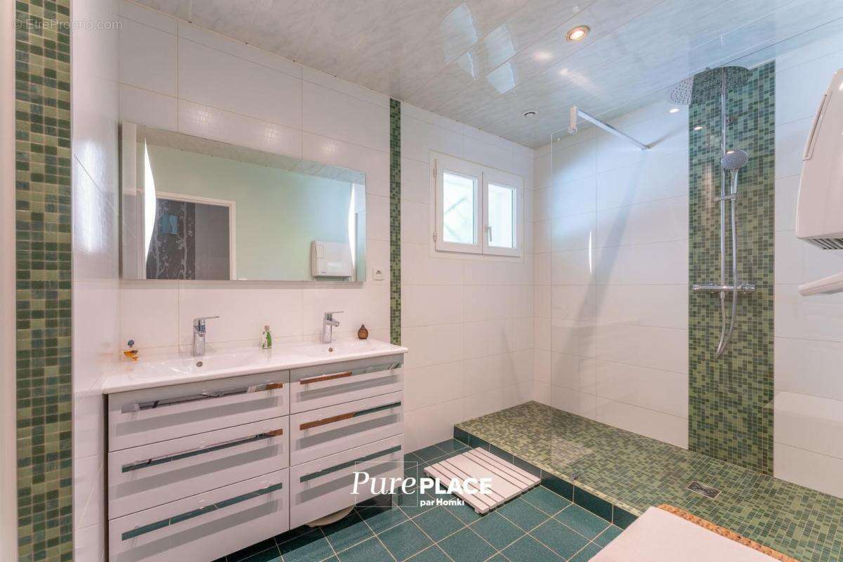 Maison à AMBARES-ET-LAGRAVE