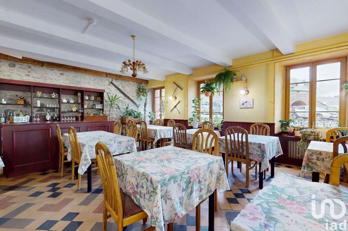 Photo 2 - Commerce à BESSE-ET-SAINT-ANASTAISE