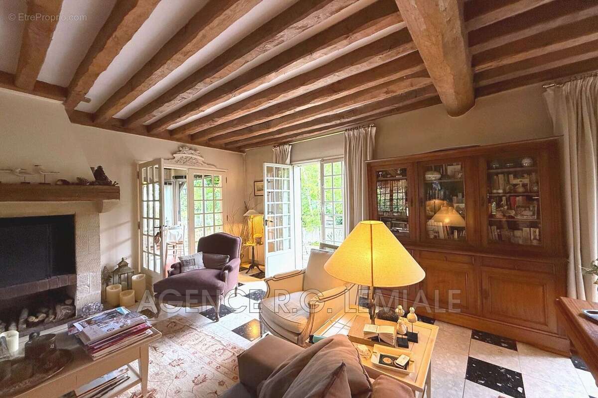 Maison 145 m² à Le Mesnil-Le-Roi  - photo 7