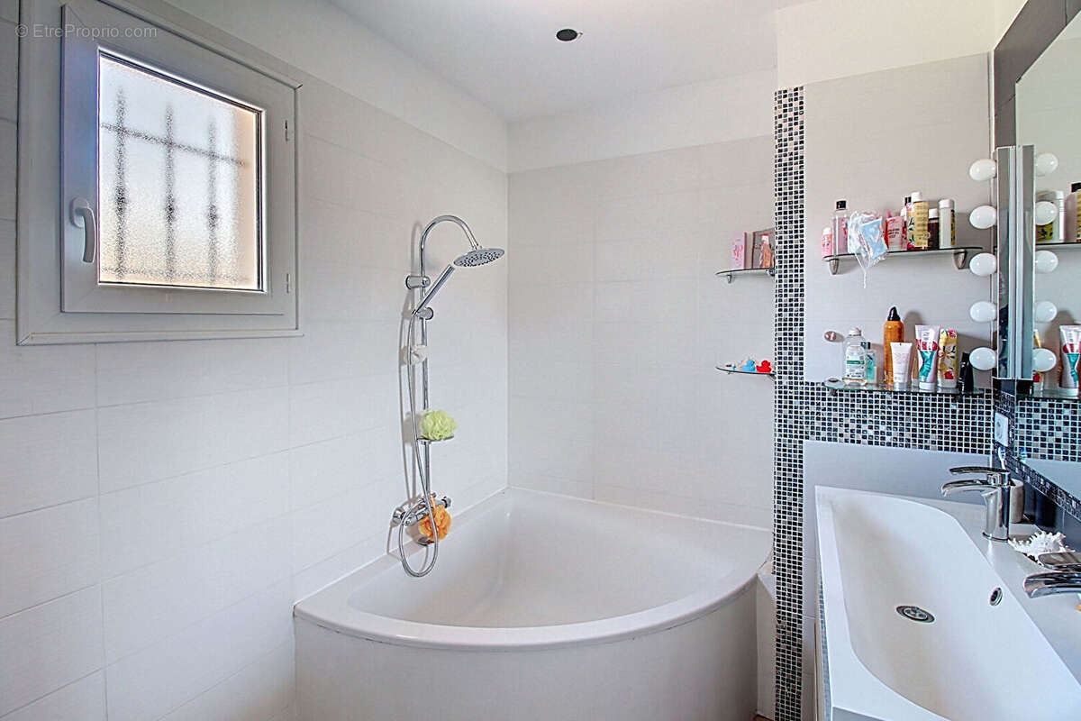 A VENDRE A DRAGUIGNAN Maison récente 238 m² - 6 chambres, piscine et garage - 1807 m² de terrain - photo 13