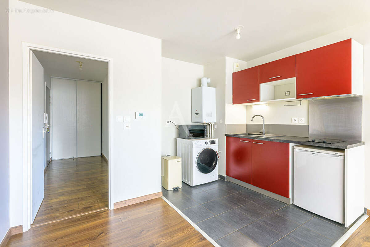 Investissez à Tours dans un T2 récent avec parking et locataire en place - photo 5