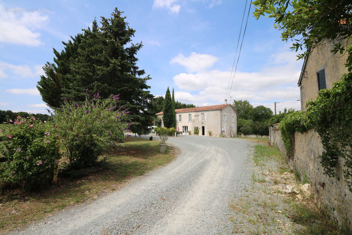 Maison à SAINT-SAVINIEN