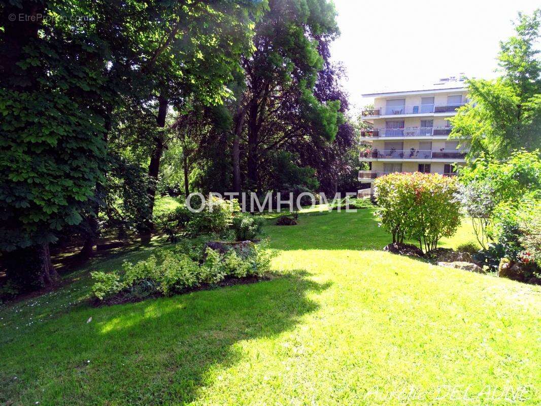 Appartement 92m2 - T4 - 2 chambres - Balcon - Cave - Box - Proche centre-ville et gare RER D - photo 14