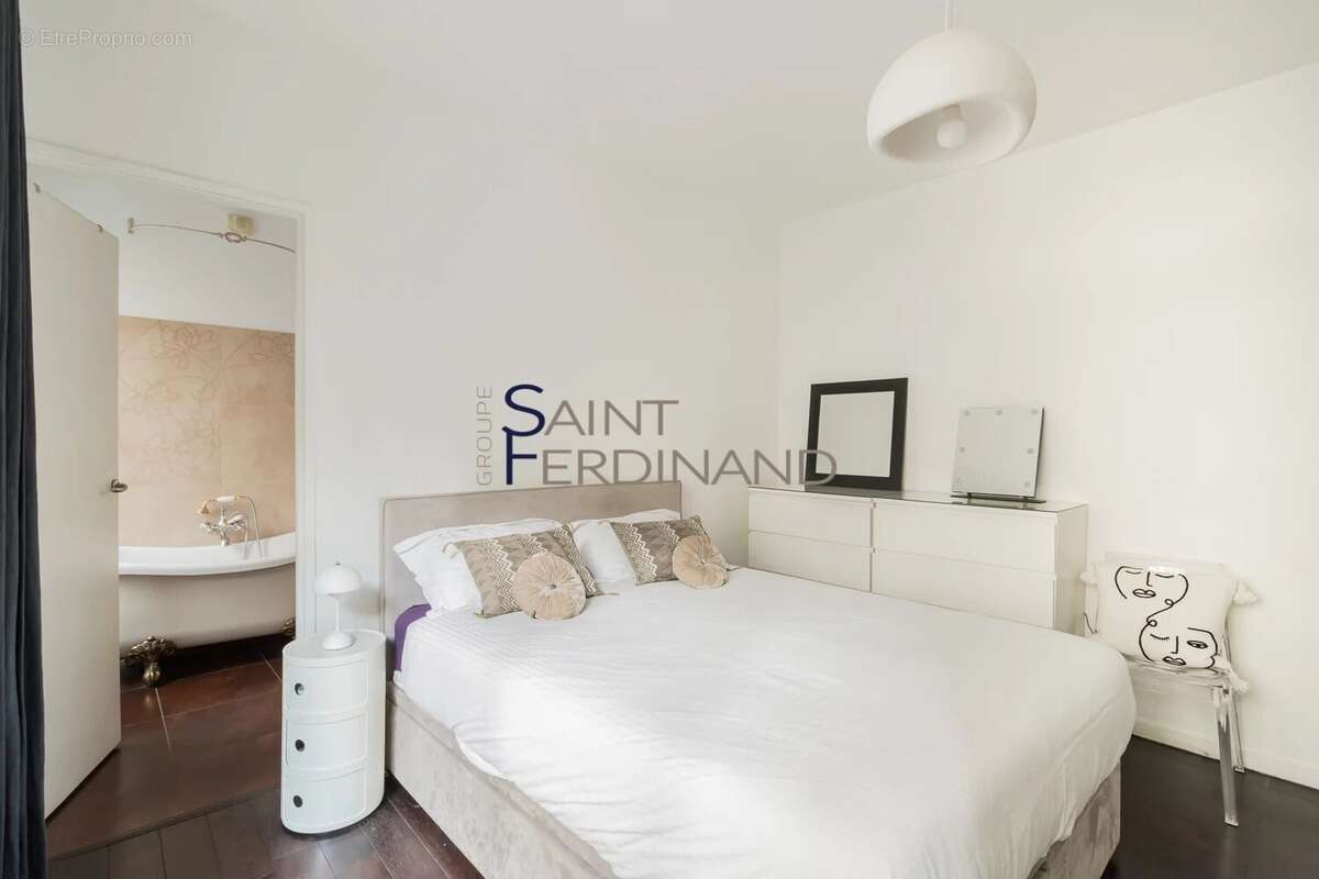 Appartement à PARIS-16E