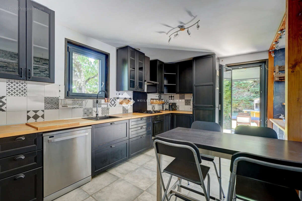 Maison 170 m² à Saint-Laurent-De-Mure  - photo 2