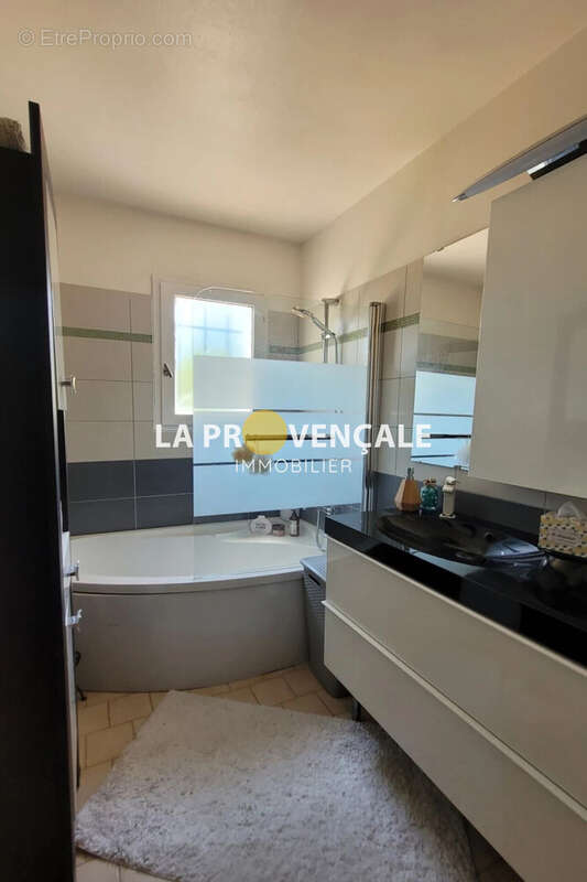 Maison 113 m² à Saint-Savournin  - photo 5