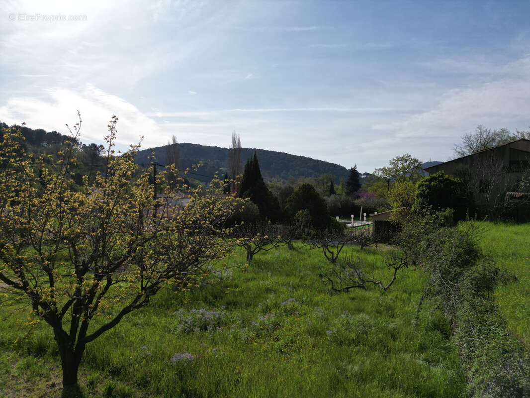 Terrain à SOLLIES-TOUCAS
