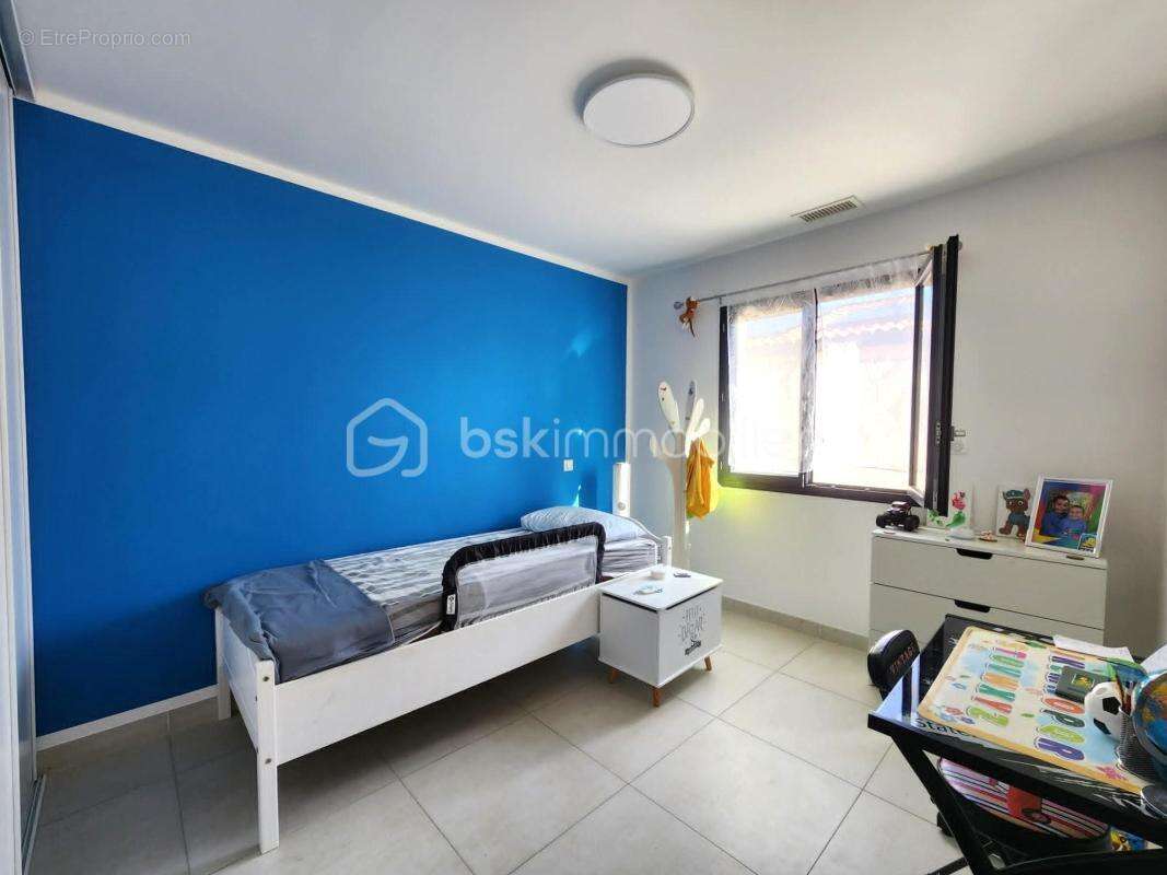 EXCLUSIVITÉ – Superbe villa de plain-pied avec 4 chambres, piscine maçonnée et boulodrome près de Pézenas (à Tourbes) - photo 16