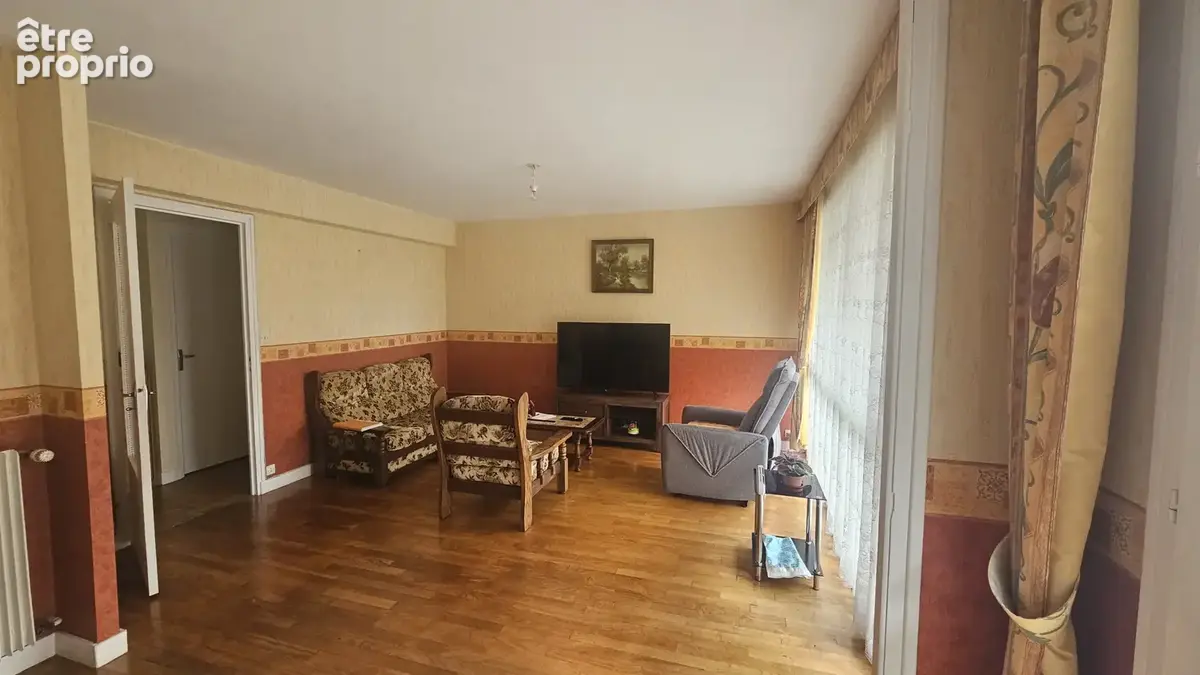 Appartement (63 m2) en bon état avec balcon et stationnement. - photo 2