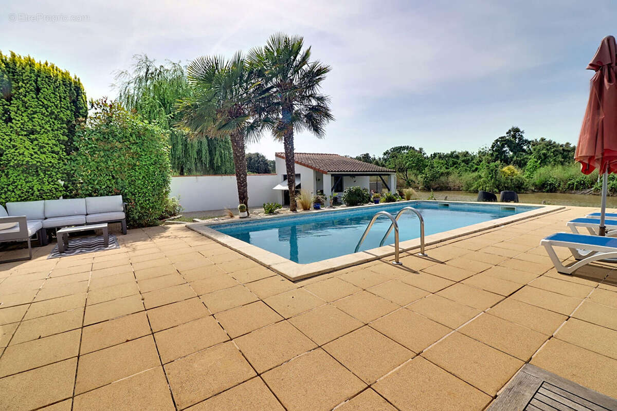 Maison avec piscine, sous-sol intégral et vue dégagée sur l'eau Esnandes 5 pièce(s) 115 m2 - photo 3