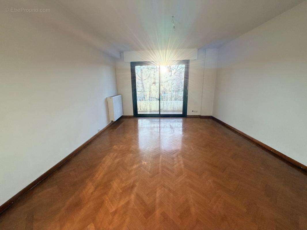 Appartement à MARSEILLE-4E