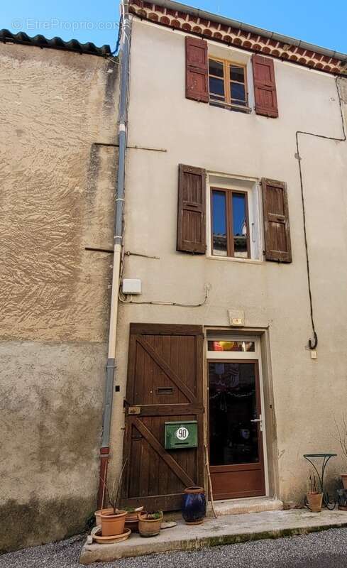 Authentique maison de village de 3 pièces avec cave voûtée et chambre à rénover_SIGONCE (04) - photo 3