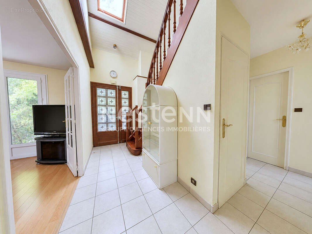 Maison familiale avec sous-sol total - Quartier calme et recherché - photo 2