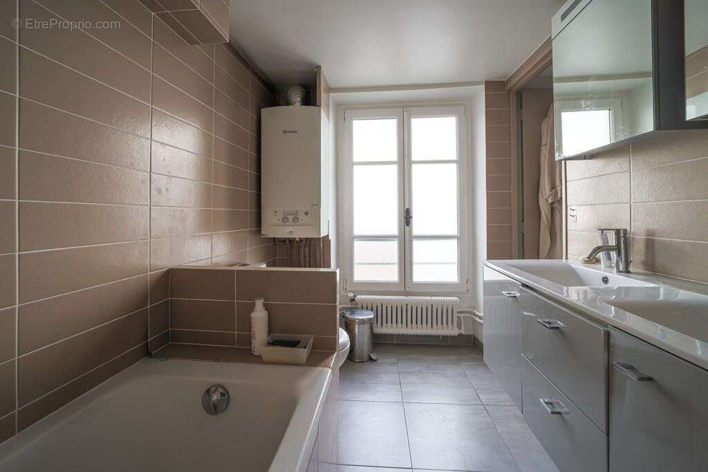 Appartement à PARIS-17E