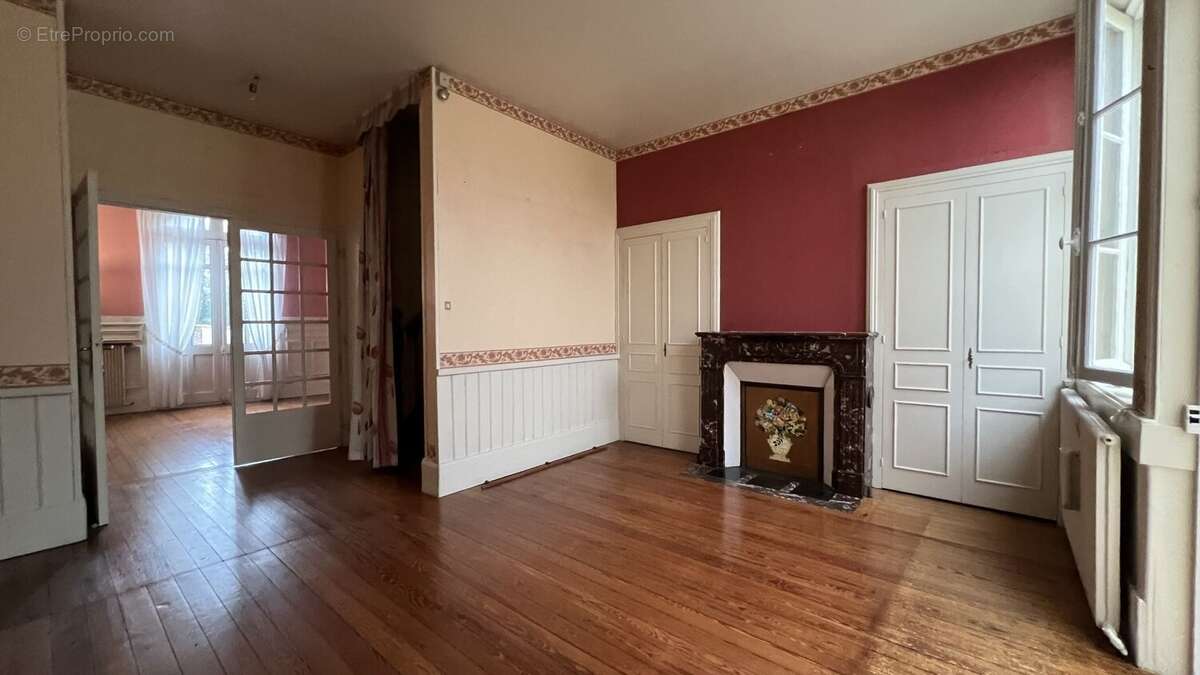A vendre maison de ville en briques en plein centre ville de EU, 9 pièces, salon avec cheminée, salle à manger, 6 chambres, 2 sa - photo 3
