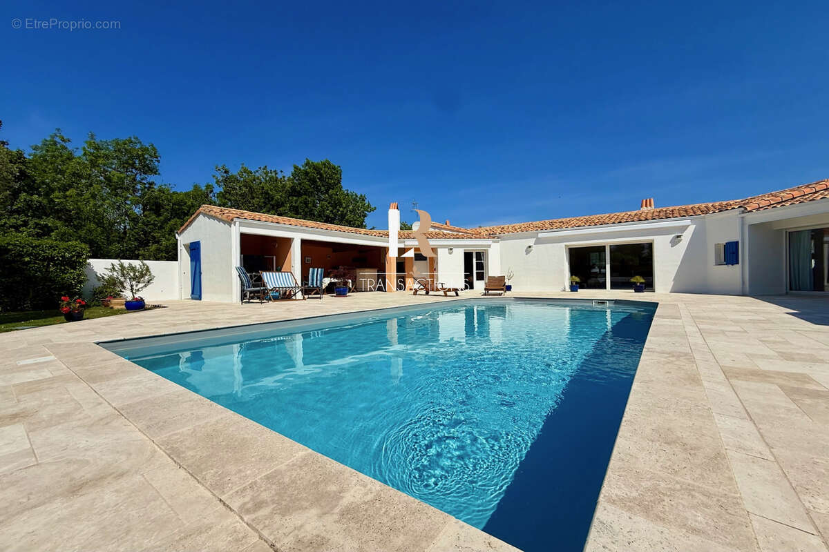 Lagord - Maison de plain pied sur jolie parcelle avec piscine, garage et stationnements - photo 12