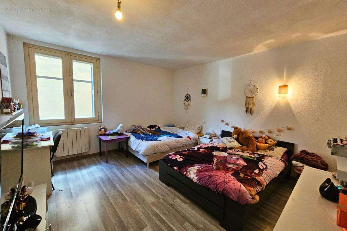 Appartement à REYNES