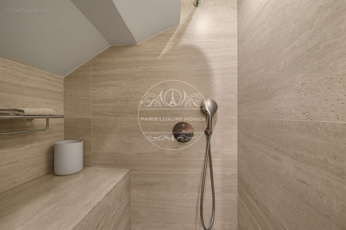 Appartement à PARIS-1E