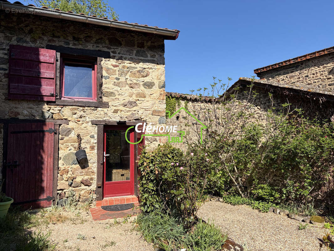 Maison à MARCHAMPT
