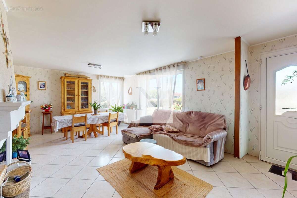 Maison à SAINTE-RADEGONDE-DES-NOYERS