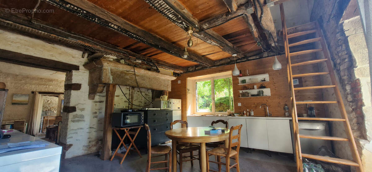 Maison en pierre de caractère à rénover . Un véritable coup de coeur pour les amoureux de l'authenticité ! - photo 3