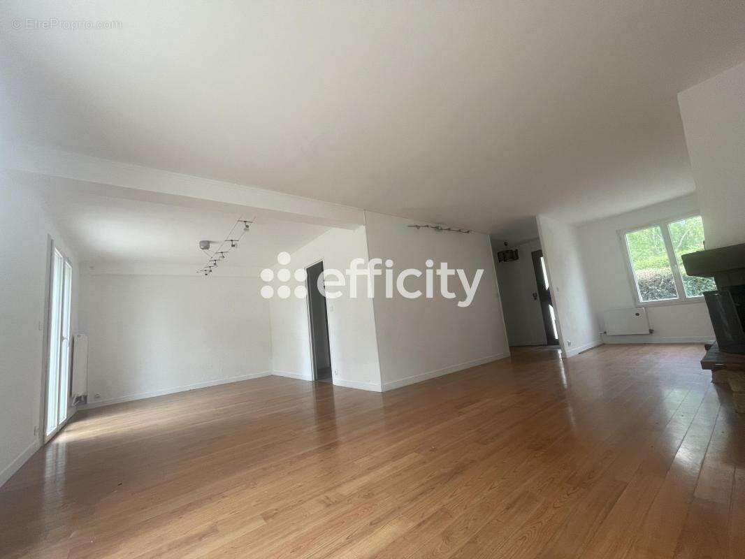 Maison 168 m² à Savigny-Le-Temple  - photo 17