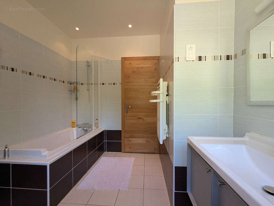 VILLECROZE, maison de plain-pied 130 m², 3 chambres, piscine, garage, terrain de 3 300 m² - photo 15