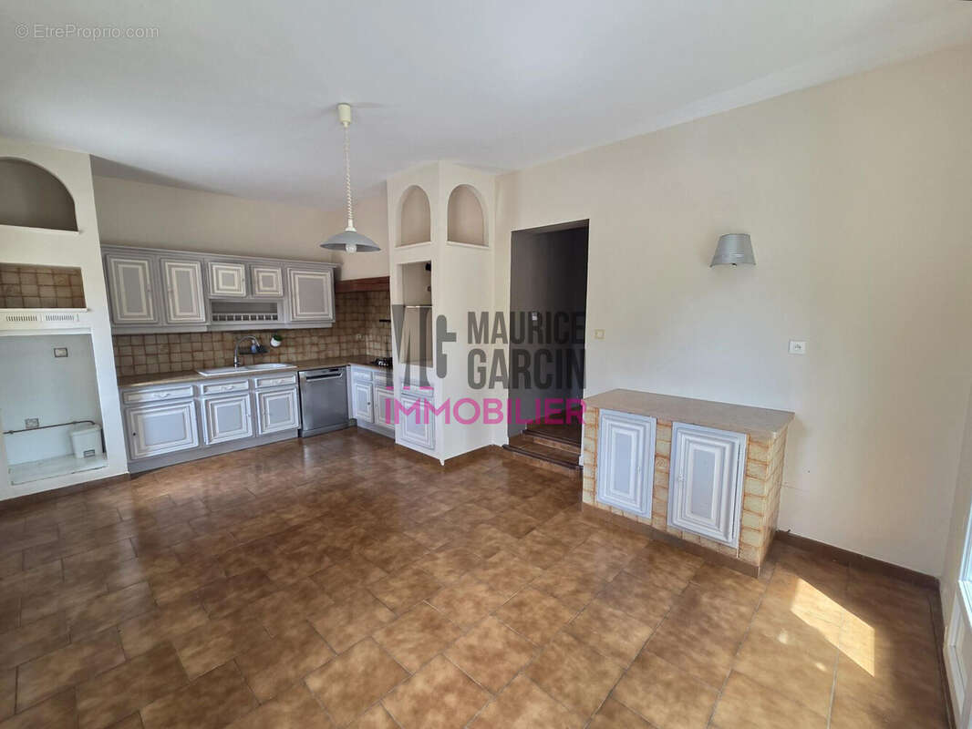 Maison 248 m² à Velleron  - photo 3
