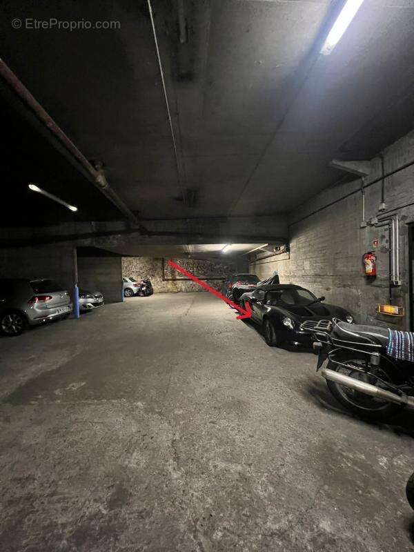 Parking à PARIS-17E