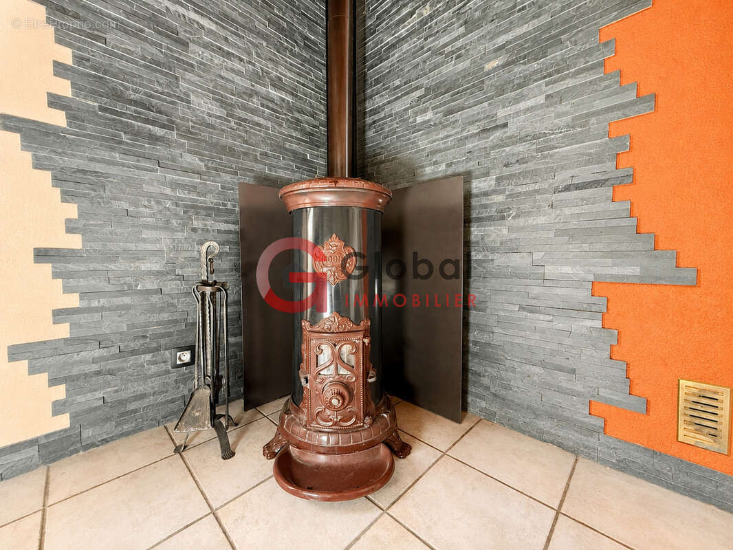 Maison en pierre avec dépendances et terrain clos - photo 4
