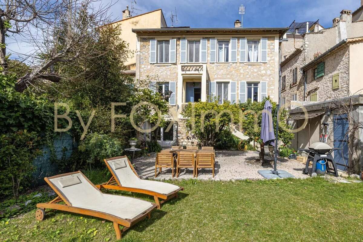 ATYPIQUE & UNIQUE - VENCE Centre ville - Maison 230m2- rénovée- jardin- garage - calme absolu- piscine intérieure - photo 3