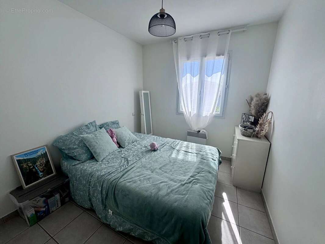 A VENDRE ROGNONAS  proximité d'AVIGNON  maison3 chambres, jardin, terrasse et 2 parkings privatifs - photo 7
