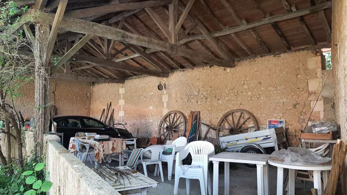 Maison à BORS(CANTON DE MONTMOREAU-SAINT-CYBARD)