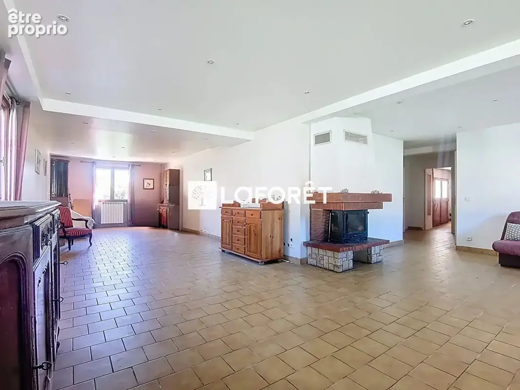 Maison familiale avec piscine, beaux volumes et espace indépendant - photo 11