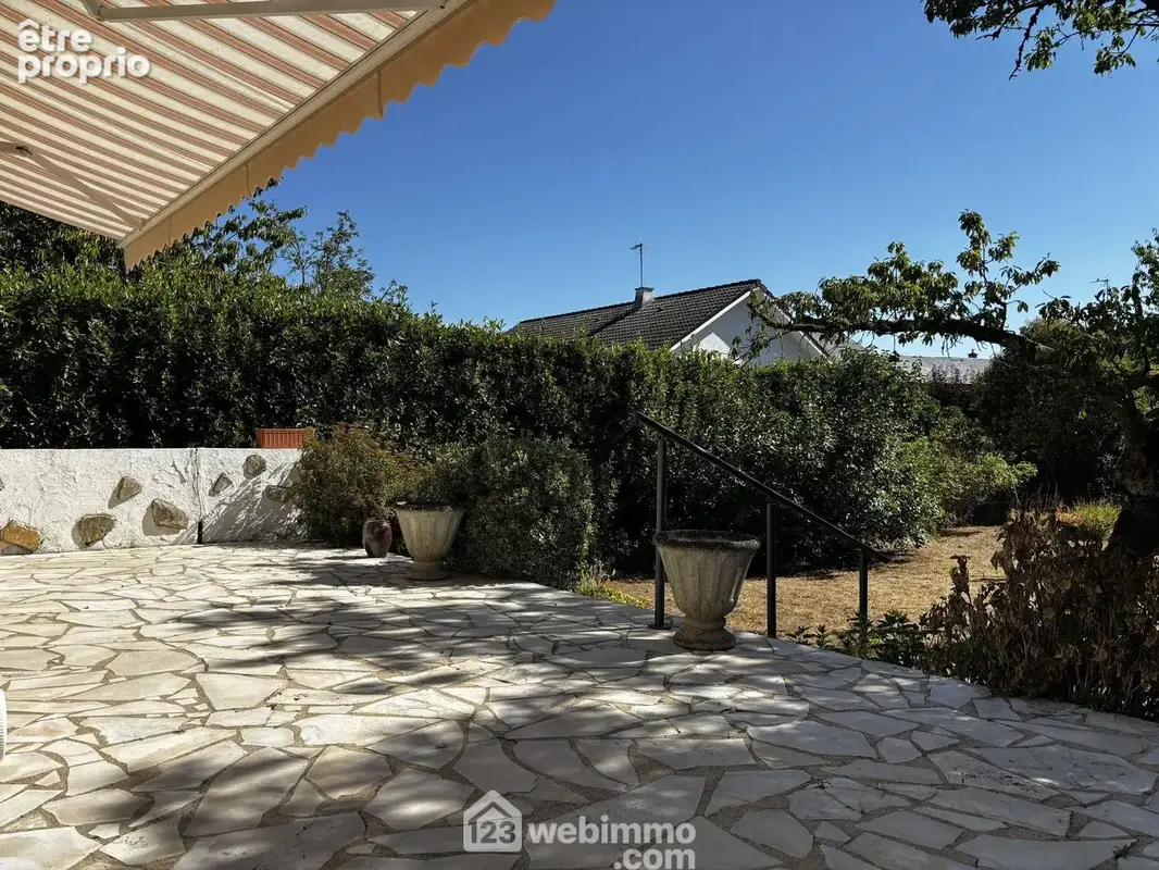 Bénéficie d'un accès à une belle terrasse côté Est,