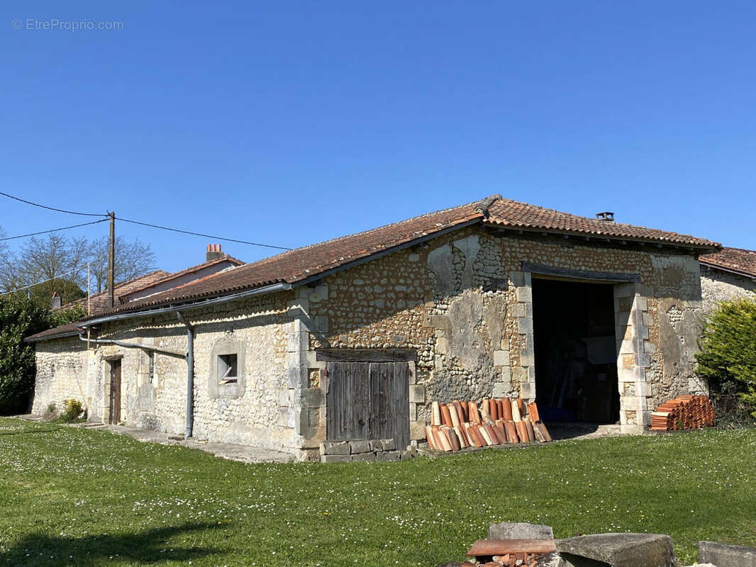 grange - Maison à SAINT-QUENTIN-DE-CHALAIS