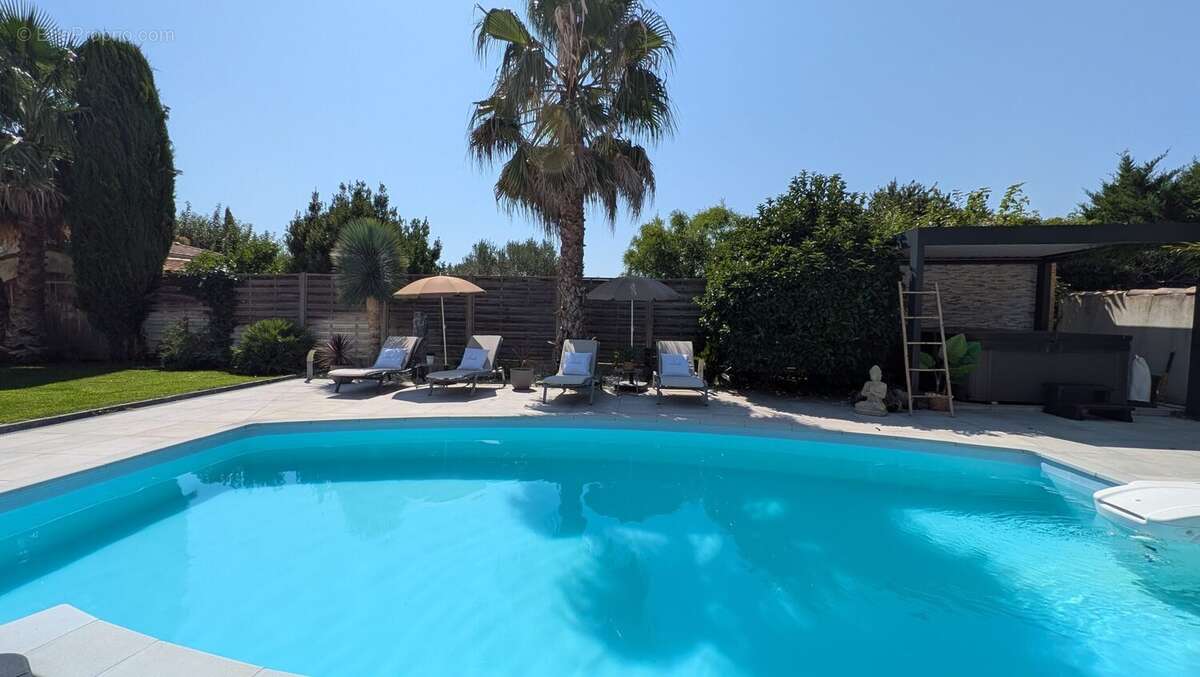 Maison à ENTRAIGUES-SUR-LA-SORGUE