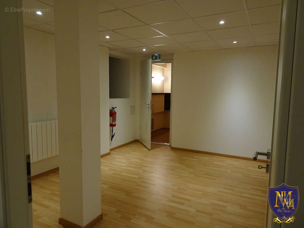Saint-louis en plein coeur grand local commercial de 137 m2 avec vitrine - photo 3